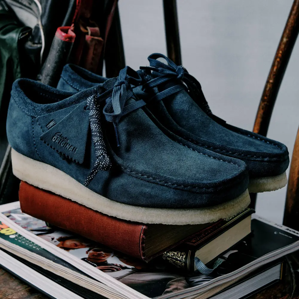 Clarks Wallabee Herrenschuhe aus mittelblauem Wildleder online